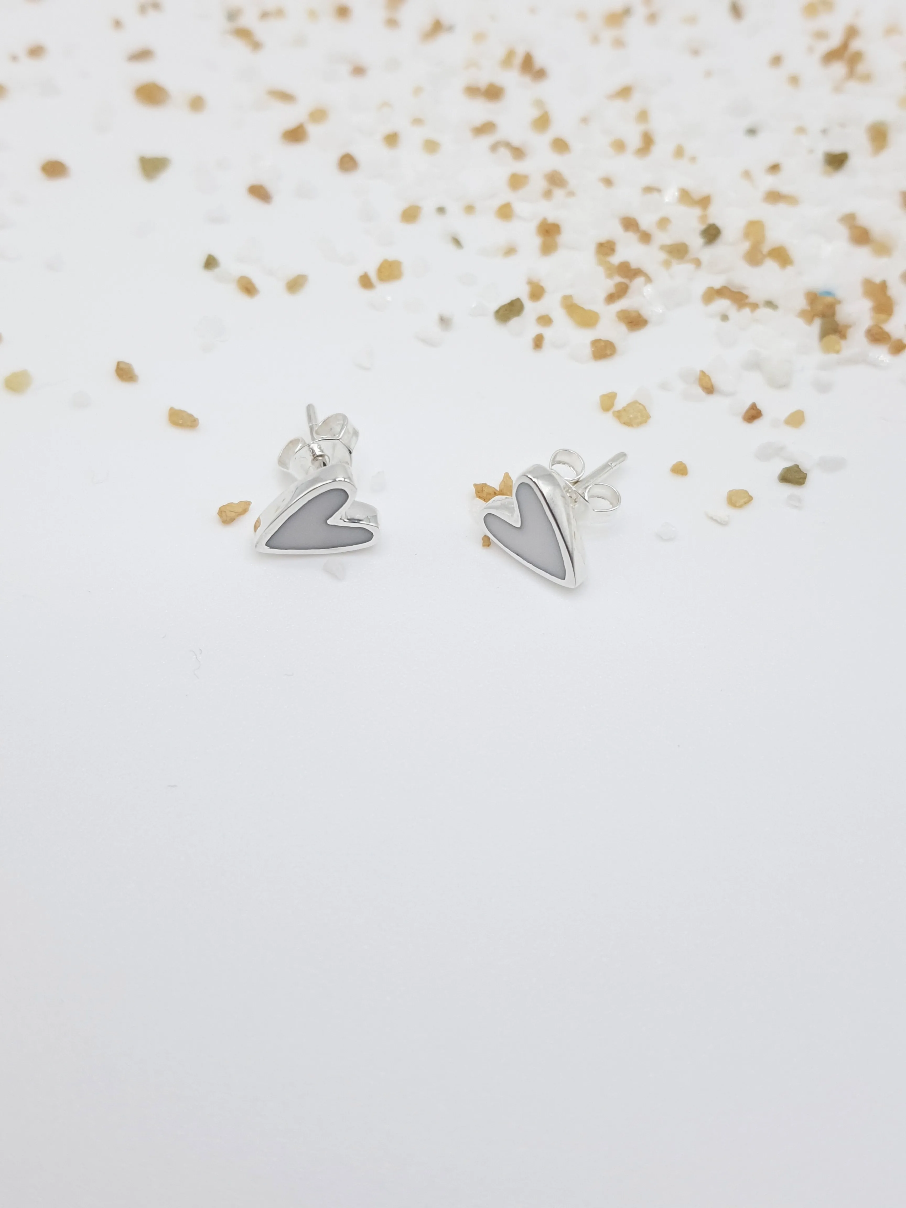 Bambu Silver Resin Heart Earrings _E909-1950