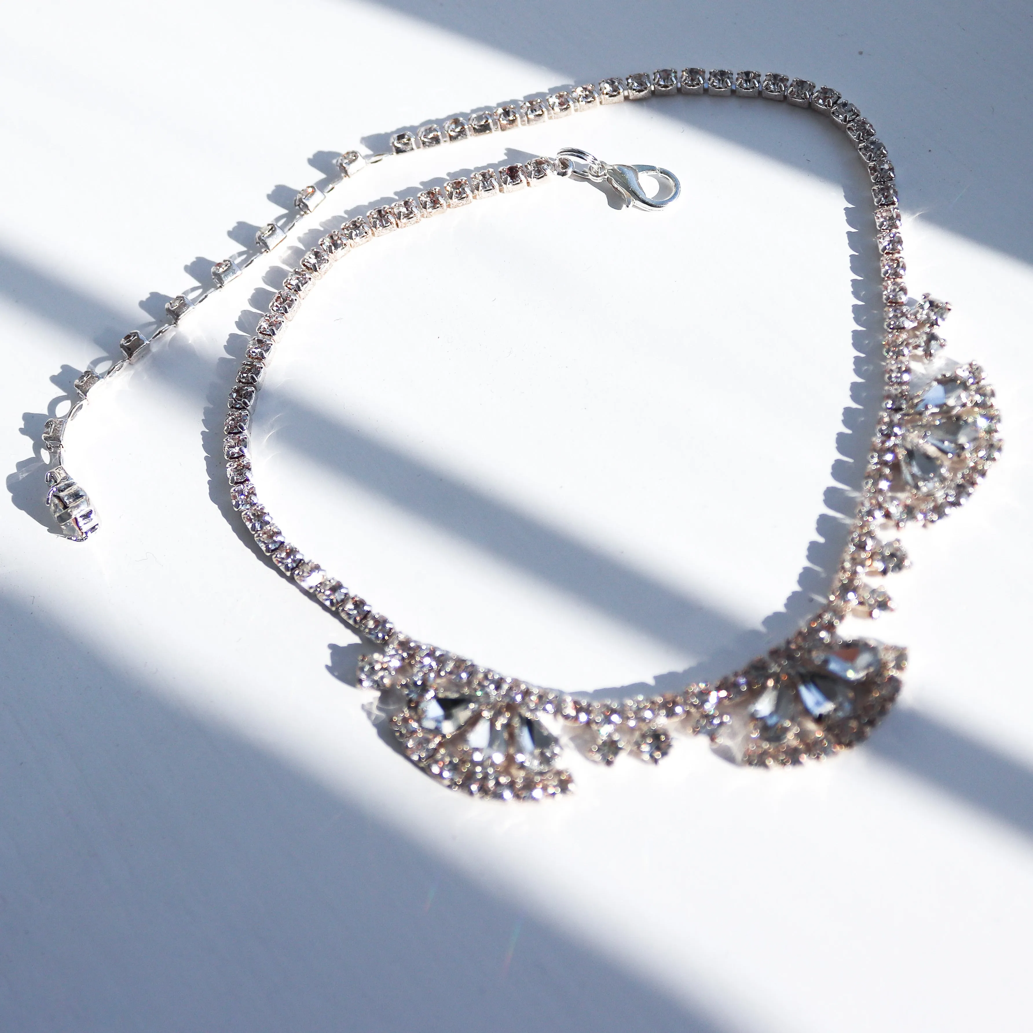 VINTAGE ART DECO PRINCESS STYLE CLEAR QUALITY DIAMANTÉ CHAIN SILVER SHORT NECKLACE