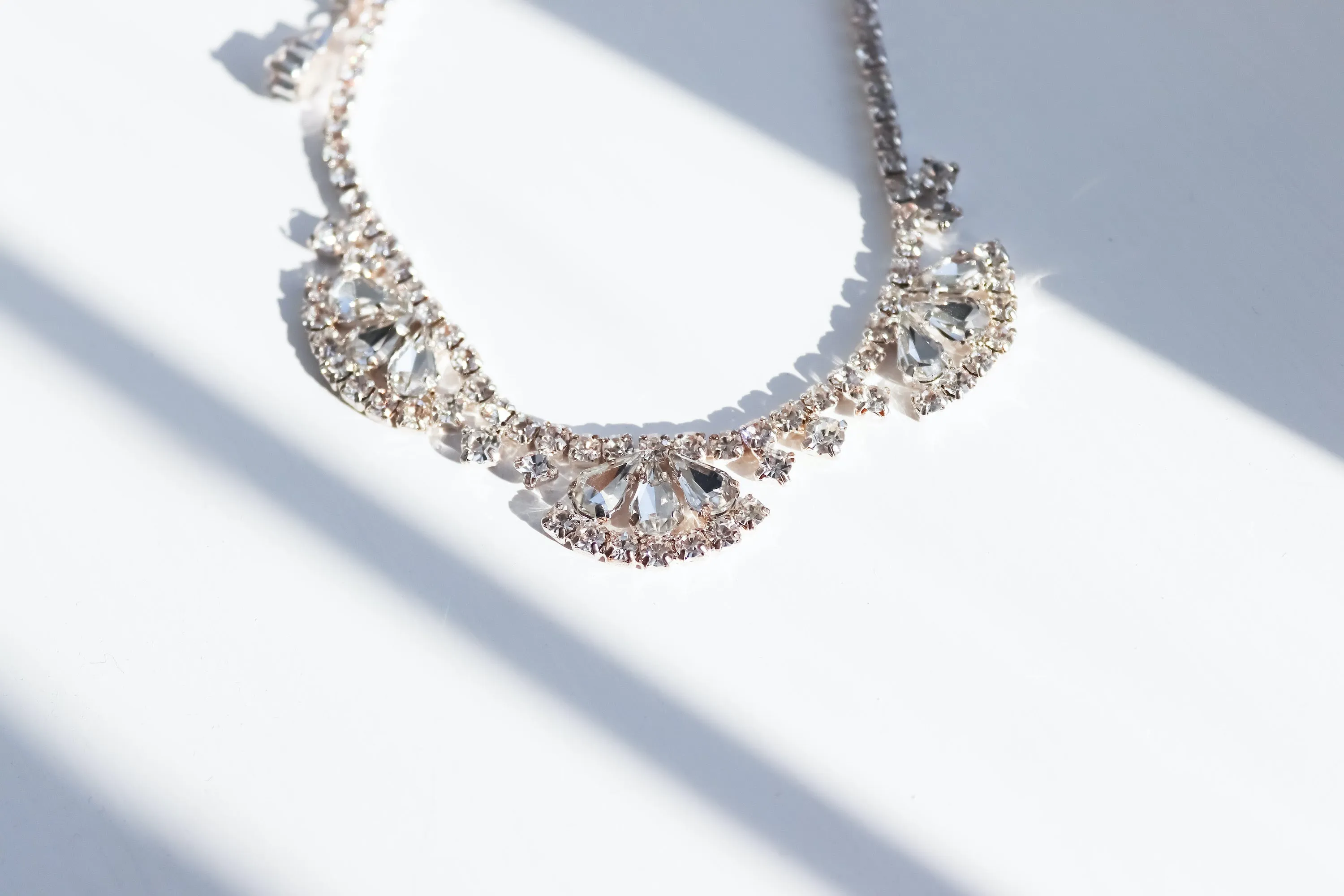 VINTAGE ART DECO PRINCESS STYLE CLEAR QUALITY DIAMANTÉ CHAIN SILVER SHORT NECKLACE